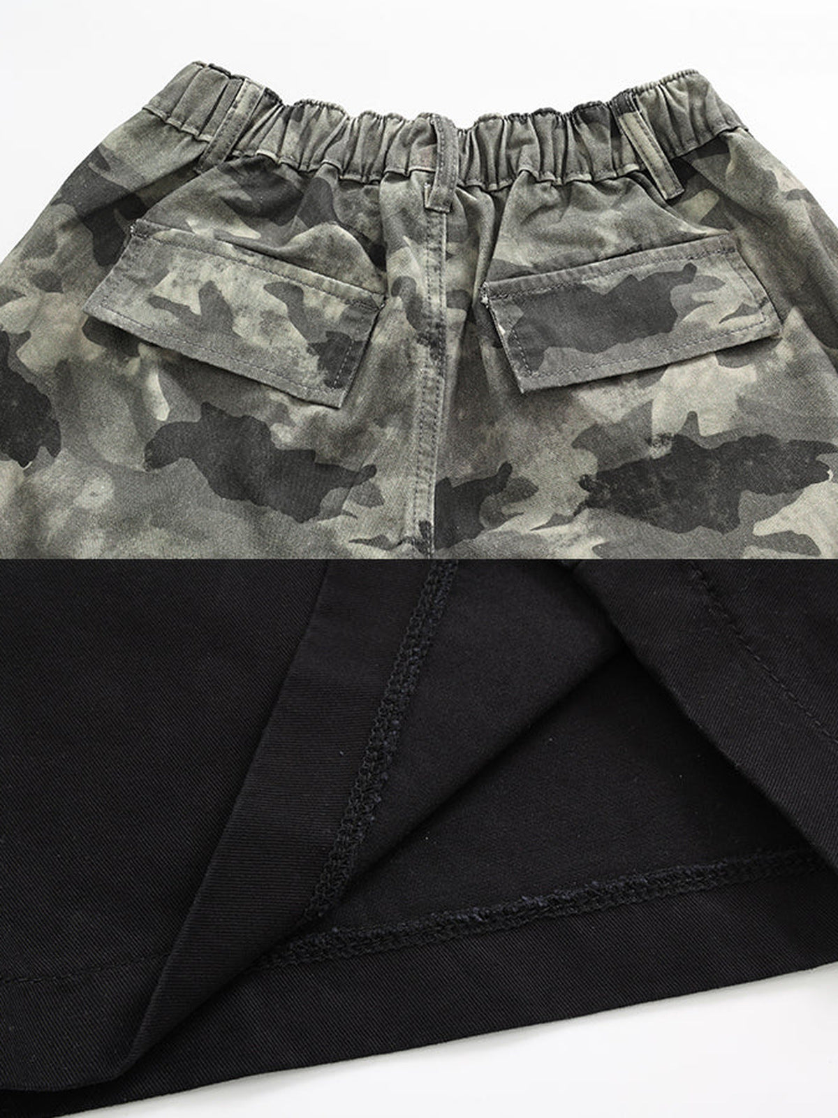 Pantalones cargo de camuflaje gris – primer plano del bolsillo trasero y el bajo negro | XoKool