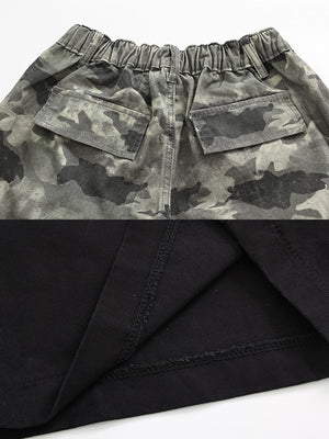 Pantalones cargo de camuflaje gris – primer plano del bolsillo trasero y el bajo negro | XoKool