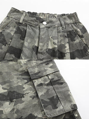 Pantalones de camuflaje de pierna ancha con panel negro en el bajo – primer plano de la cintura y el bolsillo cargo | XoKool