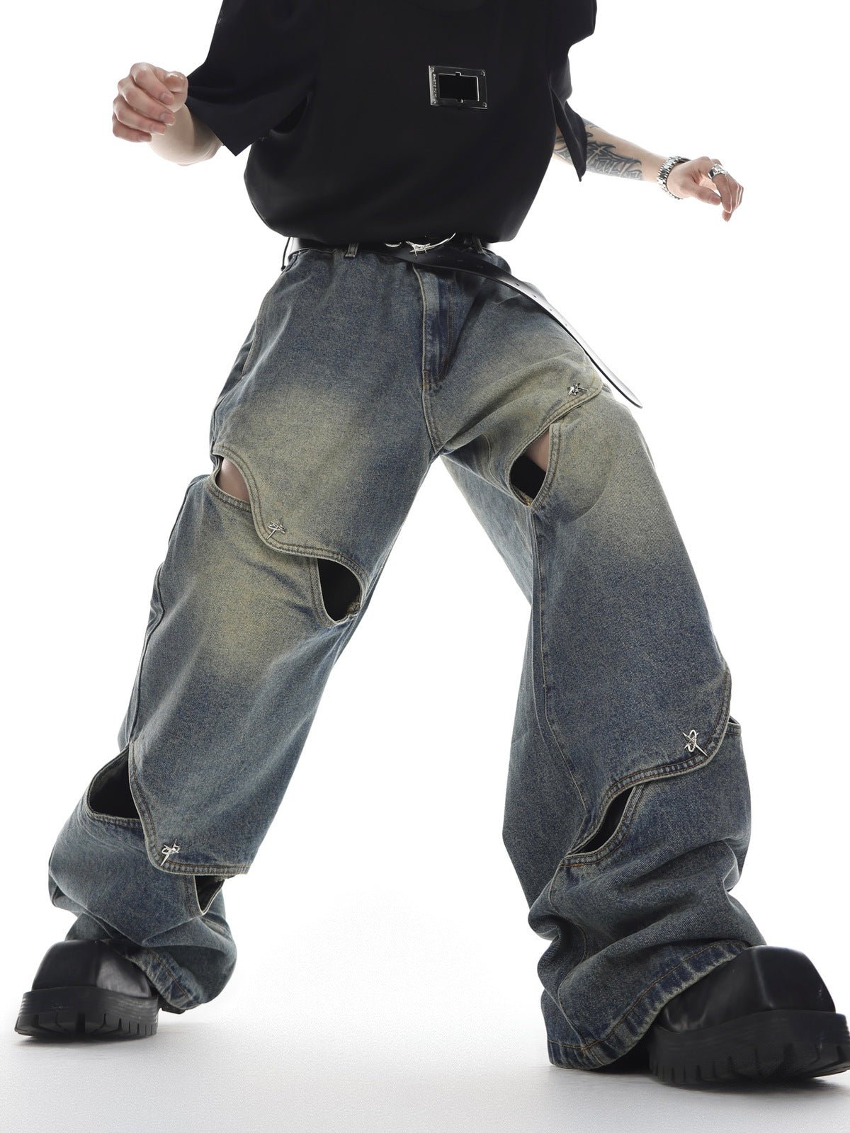 Cut out jeans – Blue, on model, side stride | XoKool