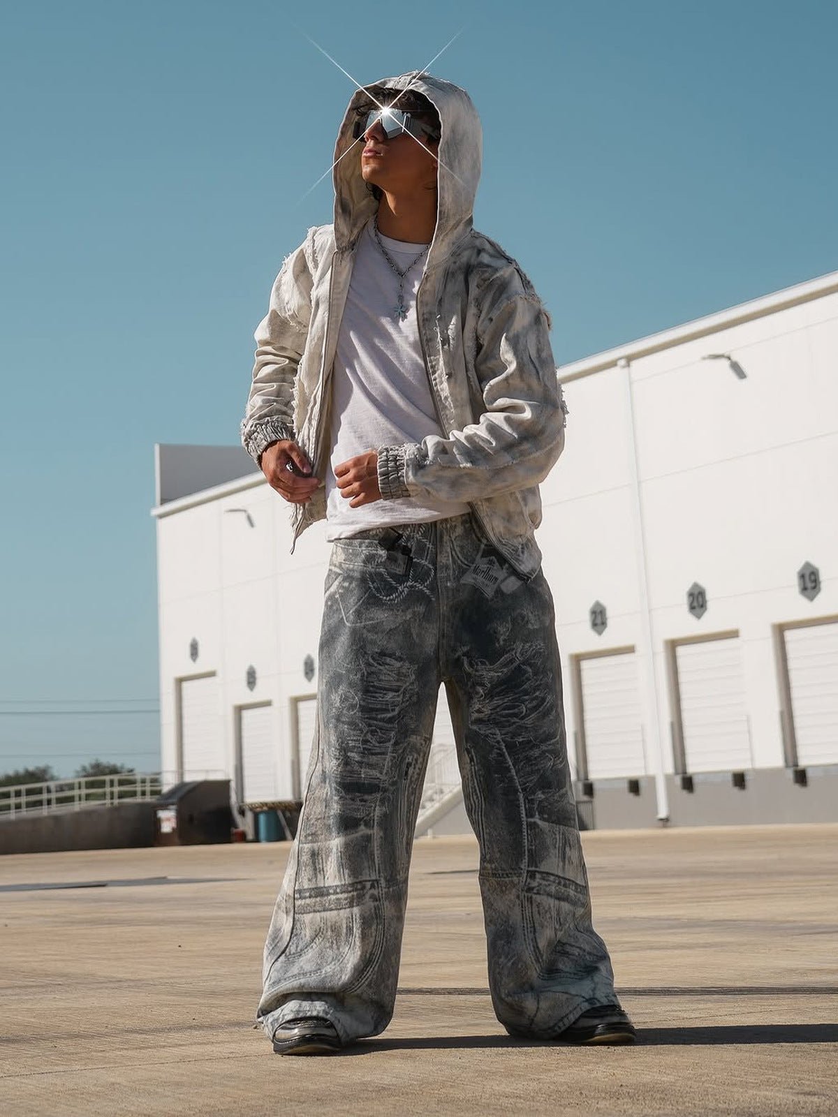 Wide Leg Jeans mit Print in Bleached Blue – am Model mit passender Kapuzenjacke | XoKool