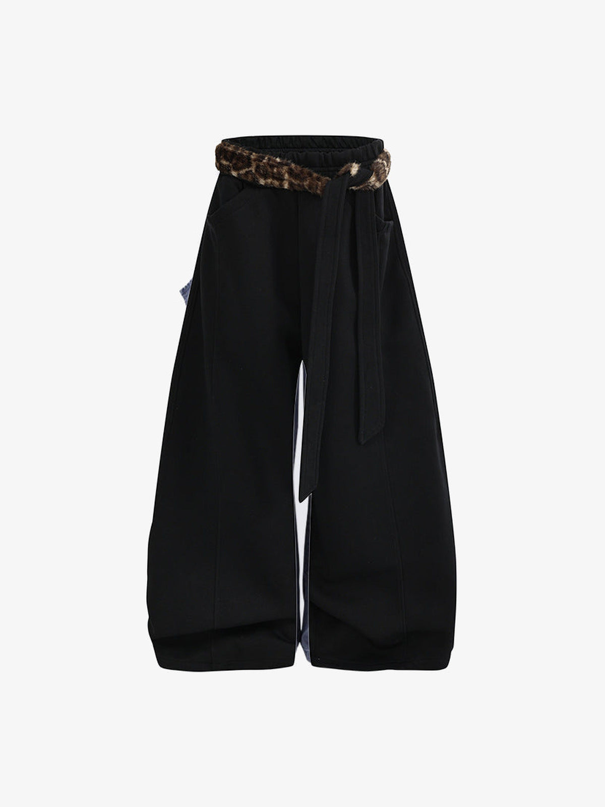 Pantalones deportivos de pierna ancha con cinturón de piel sintética de leopardo – Negro, vista frontal con cinturón de piel | XoKool