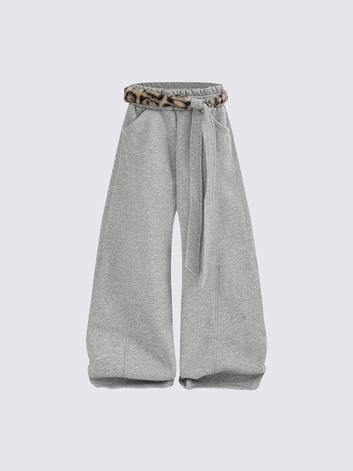 Pantalones deportivos de pierna ancha con cinturón de piel sintética de leopardo – Gris, vista frontal con cinturón de pelo | XoKool