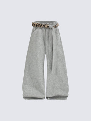 Wide Leg Jogginghose mit Leo-Kunstfellgürtel – Grau, Vorderansicht mit Fellgürtel | XoKool