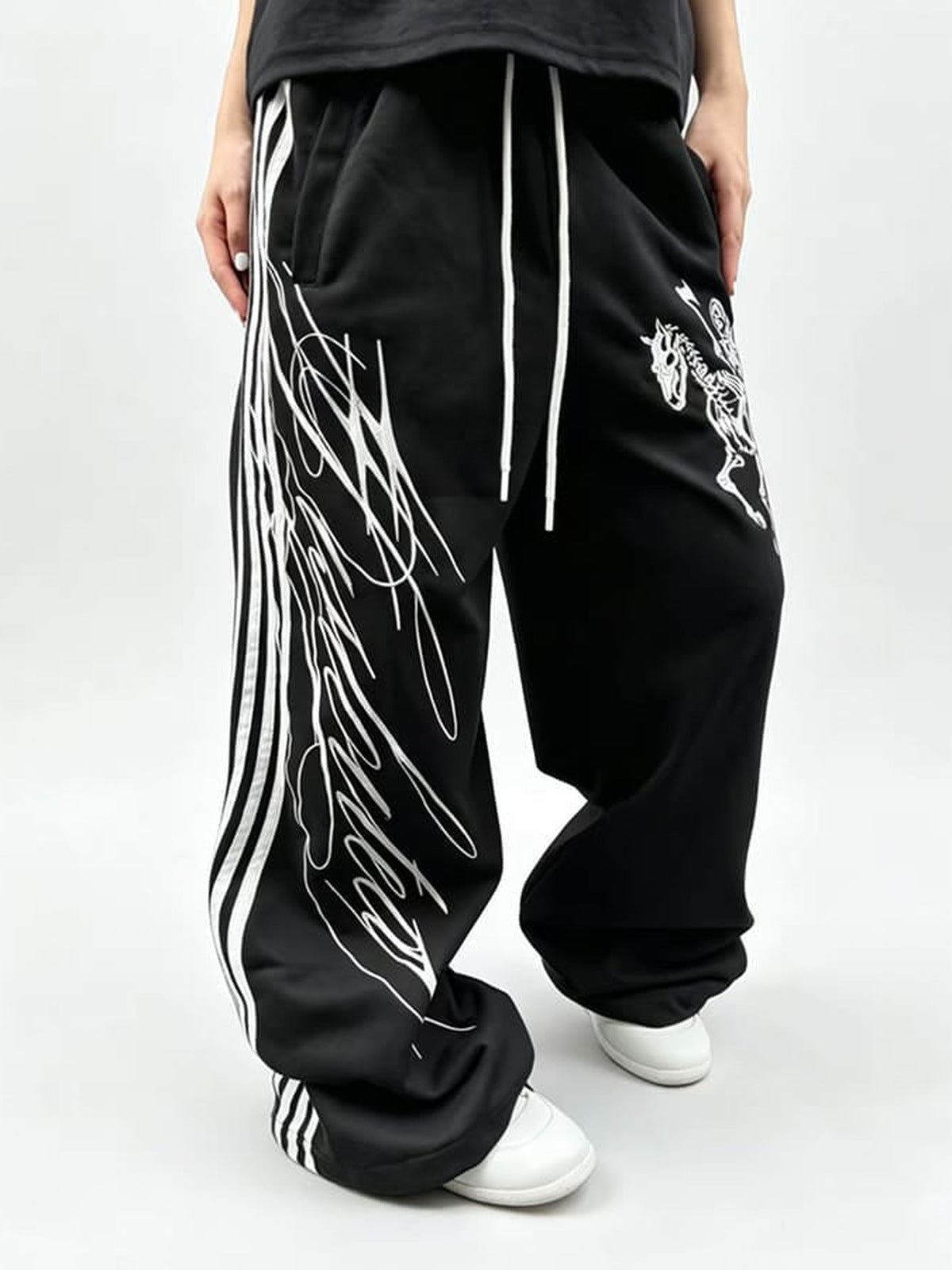 Wide Leg Jogginghose mit Skeleton Rider Print – Schwarz, am Model Vorderseite | XoKool