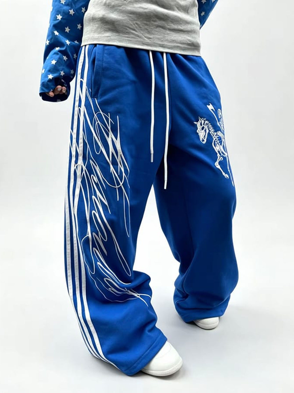 Wide Leg Jogginghose mit Skeleton Rider Print – Königsblau, am Model Vorderseite | XoKool