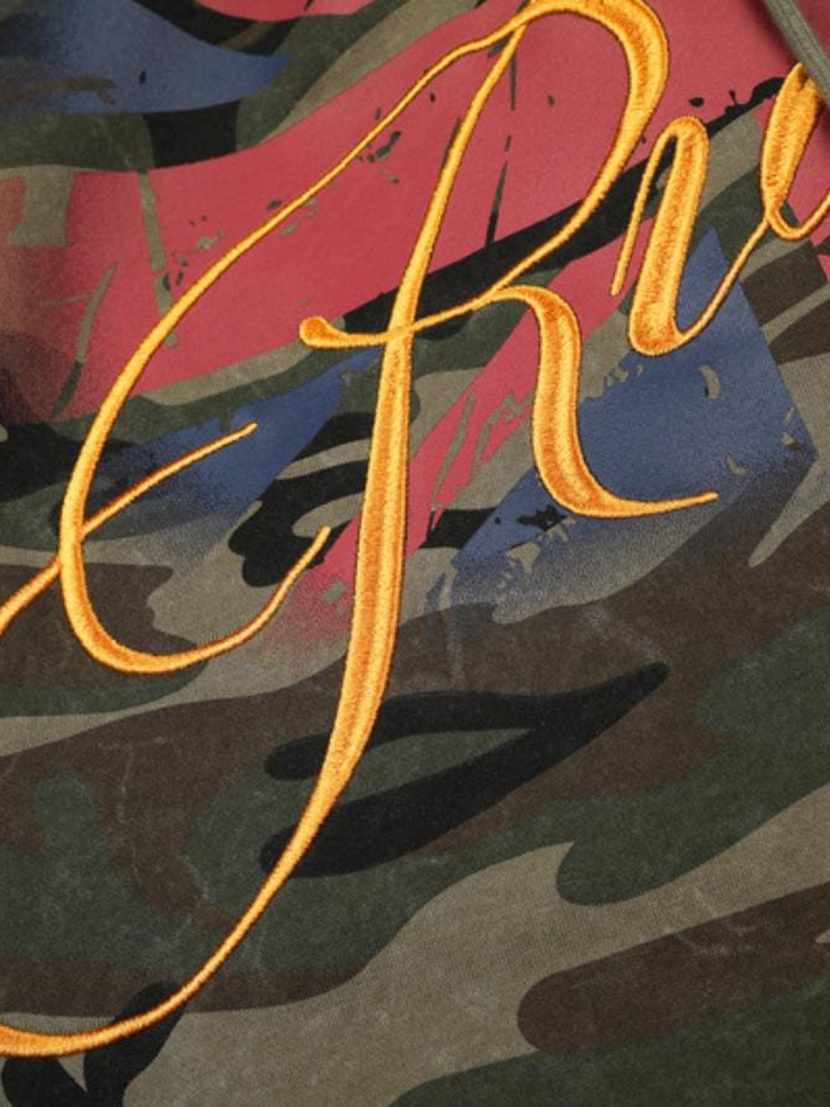 Camo Jogginghose – gesticktes Schriftbild Nahaufnahme | XoKool