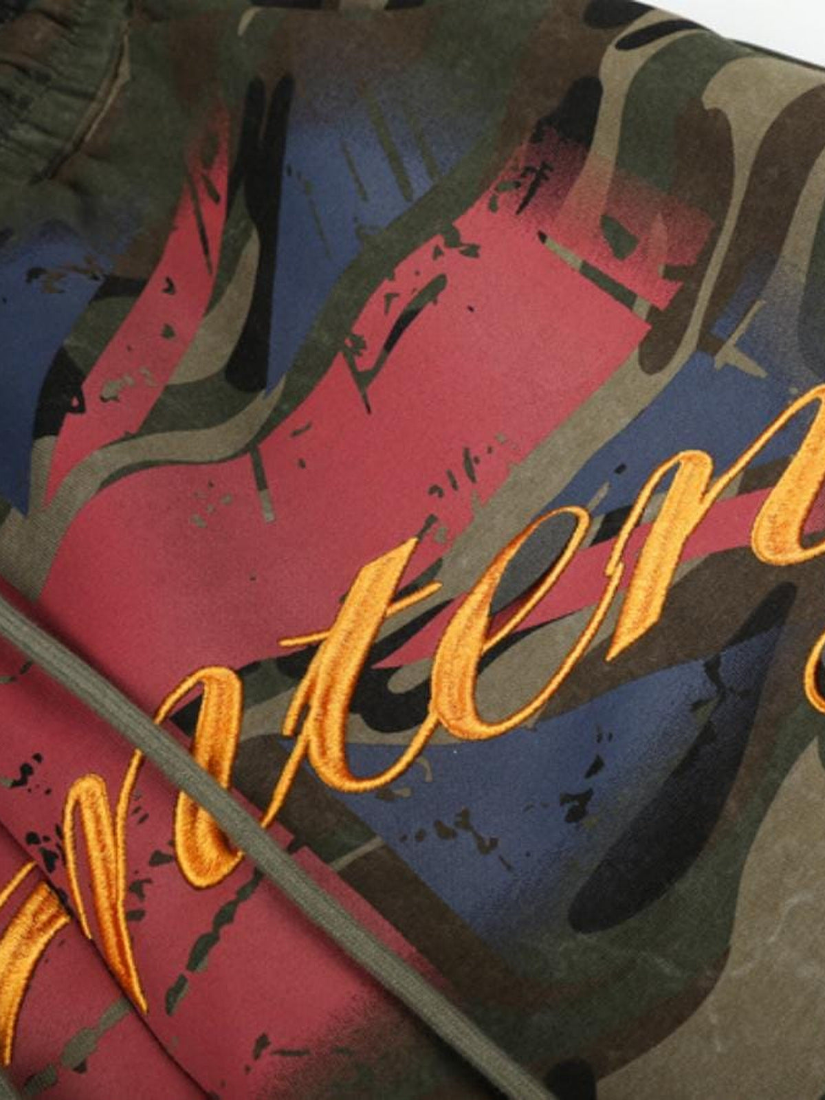 Camo Jogginghose – Flaggen-Grafik Nahaufnahme | XoKool