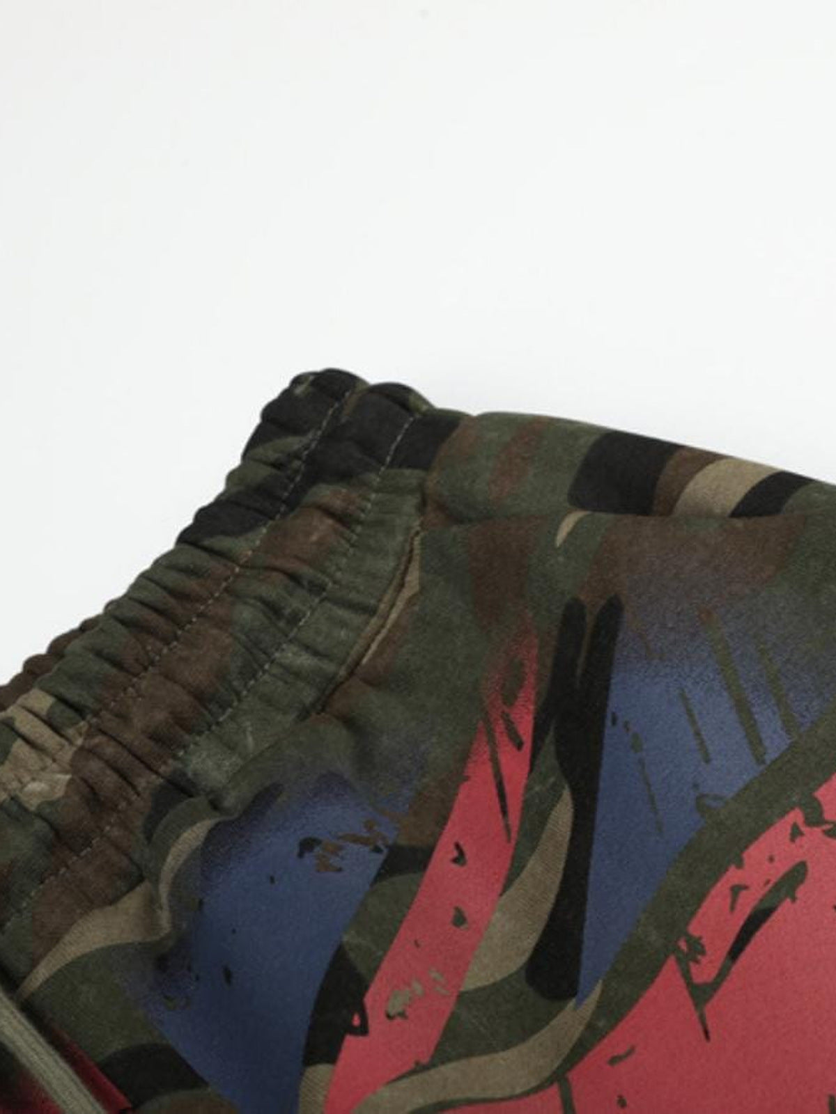 Woodland Camo Jogginghose mit Flaggen-Grafik – Bund und Grafik Nahaufnahme | XoKool