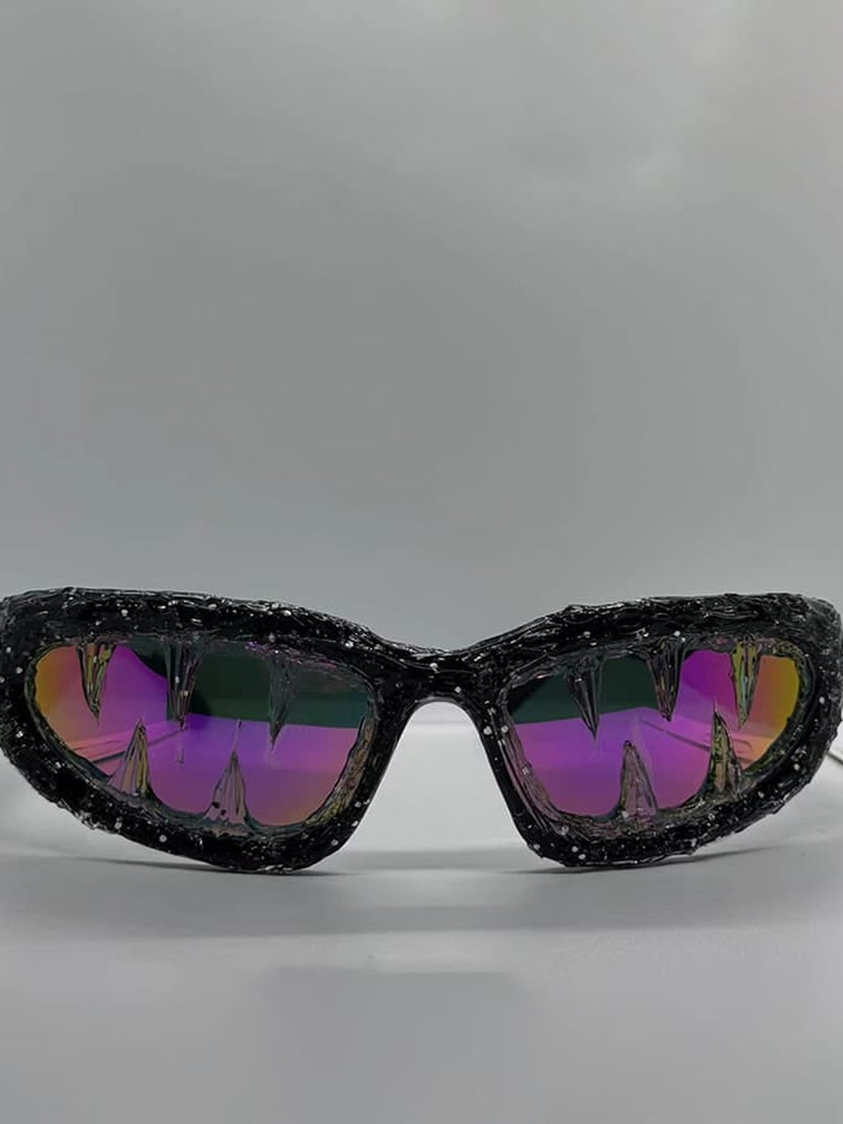 Wraparound-Sonnenbrille mit Fang-Ausschnitt im Gestell – schwarzes Gestell, lila Gläser | XoKool
