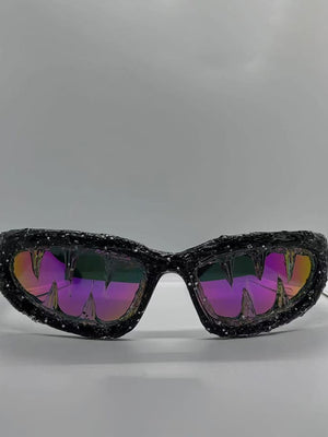 Wraparound-Sonnenbrille mit Fang-Ausschnitt im Gestell – schwarzes Gestell, lila Gläser | XoKool