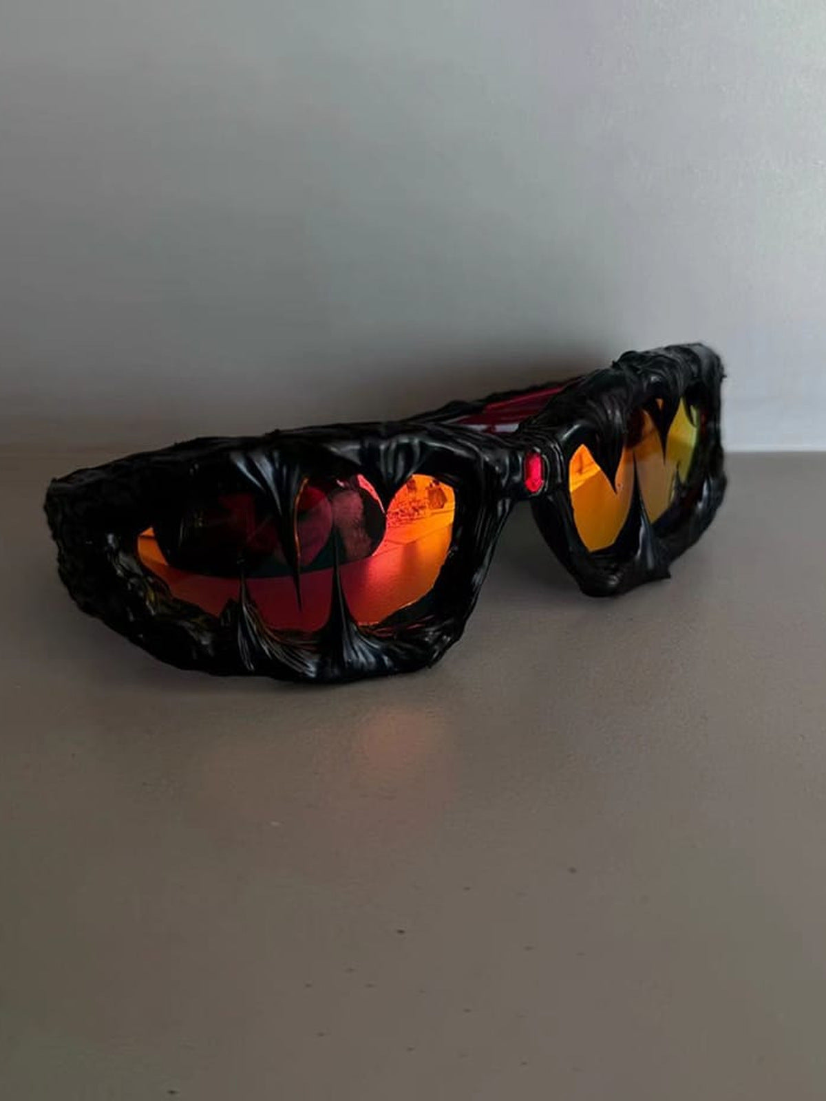 Wraparound-Sonnenbrille – schwarzes Gestell, rote Gläser, alternative Ansicht | XoKool