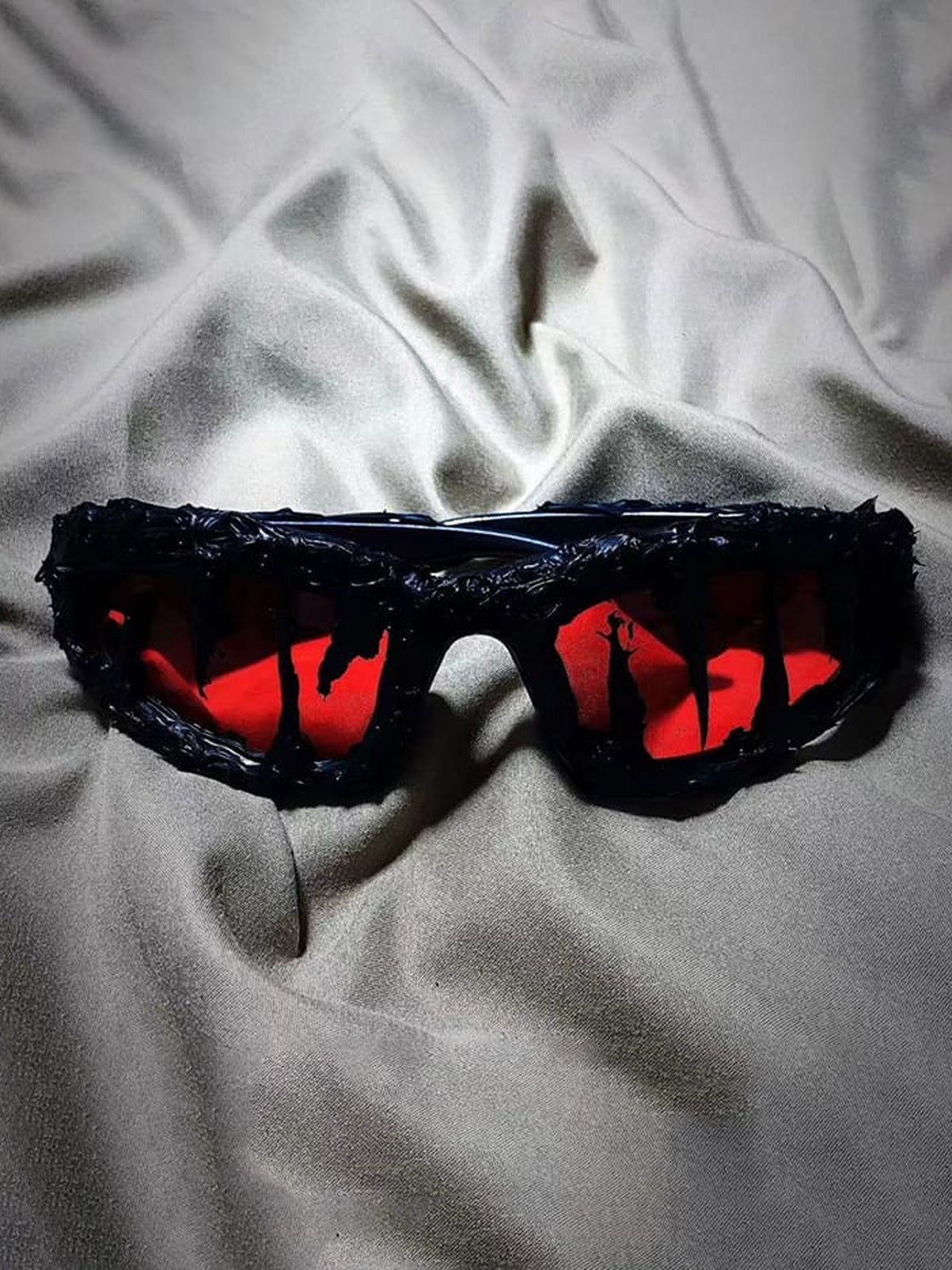 Wraparound-Sonnenbrille – schwarzes Gestell, rote Gläser auf Stoff | XoKool