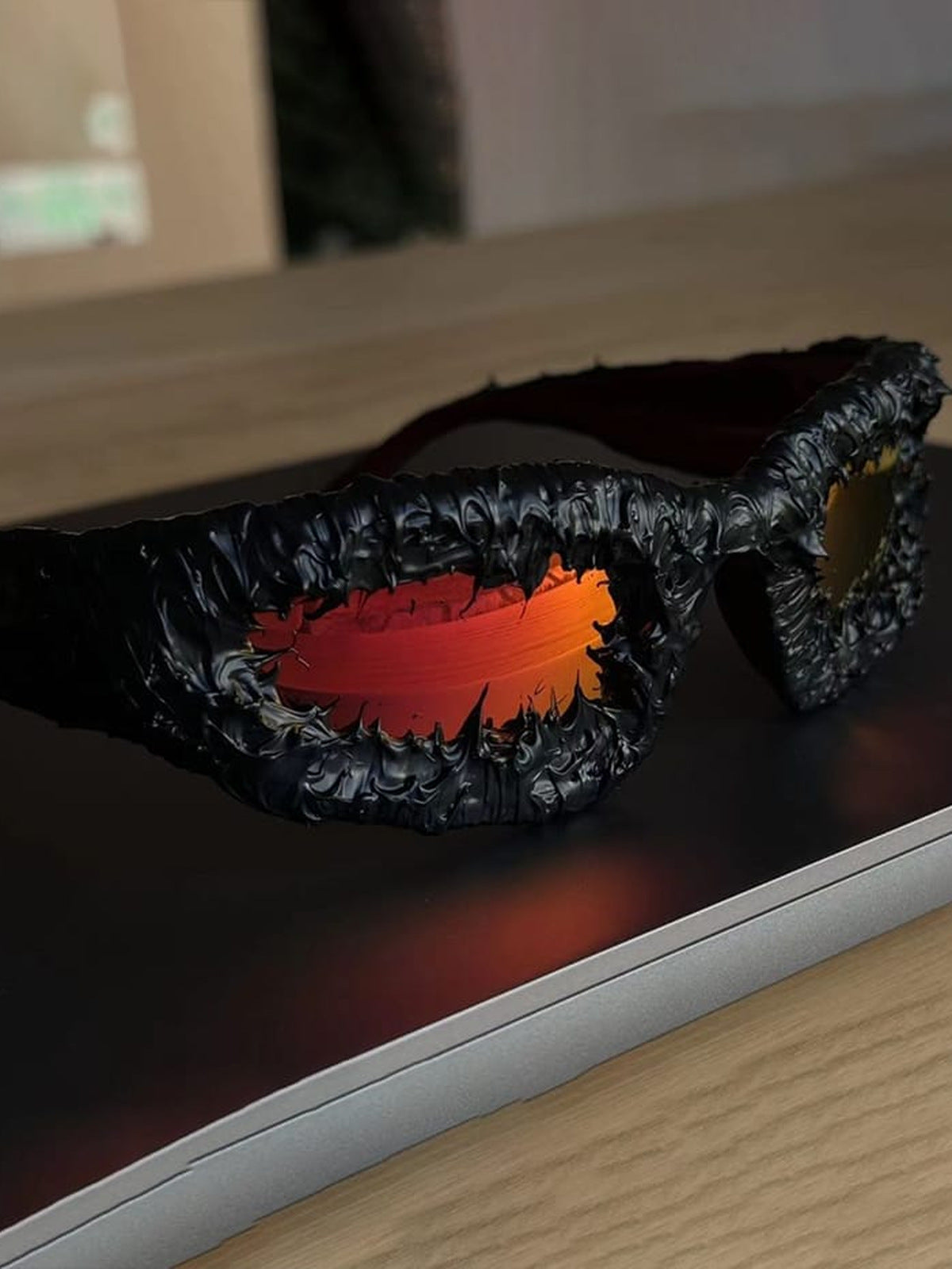 Wraparound-Sonnenbrille – schwarzes Gestell, rote Gläser | XoKool