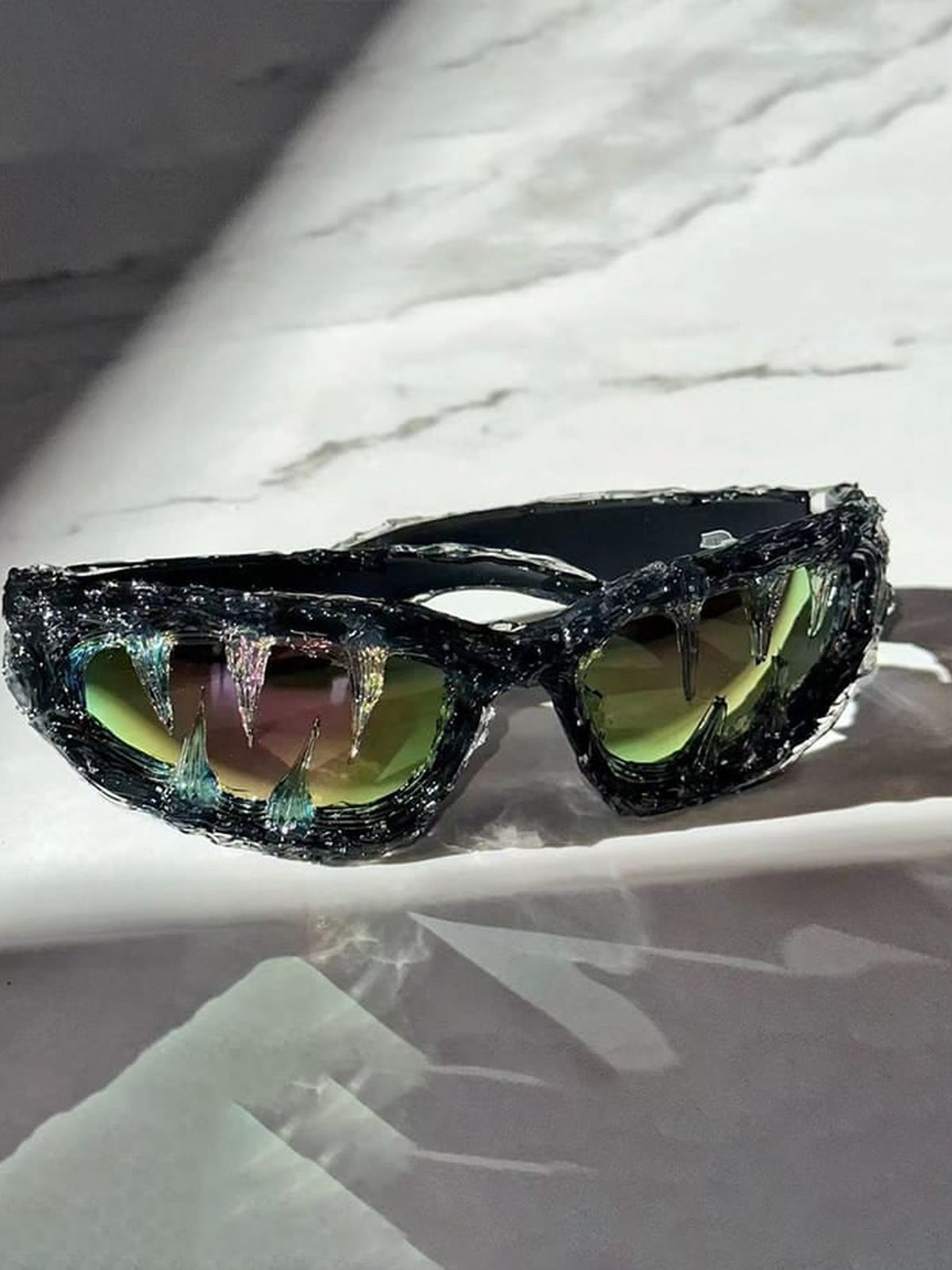 Wraparound-Sonnenbrille mit Fang-Ausschnitt im Gestell – schwarzes Glitzergestell, grüne Gläser | XoKool