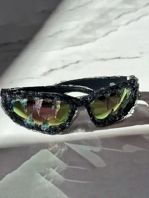 Wraparound-Sonnenbrille mit Fang-Ausschnitt im Gestell – schwarzes Glitzergestell, grüne Gläser | XoKool