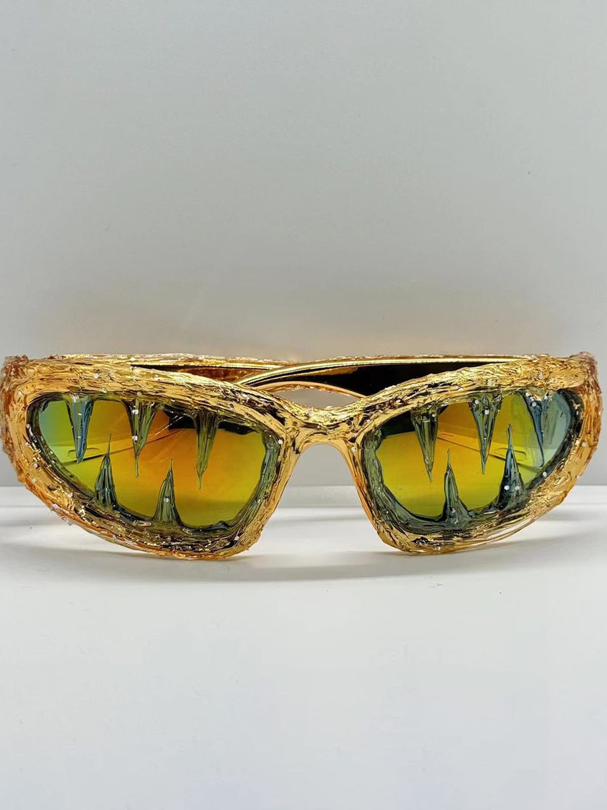 Wraparound-Sonnenbrille – goldenes Gestell, grüne Gläser, Vorderansicht in Nahaufnahme | XoKool