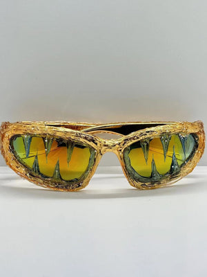 Wraparound-Sonnenbrille – goldenes Gestell, grüne Gläser, Vorderansicht in Nahaufnahme | XoKool