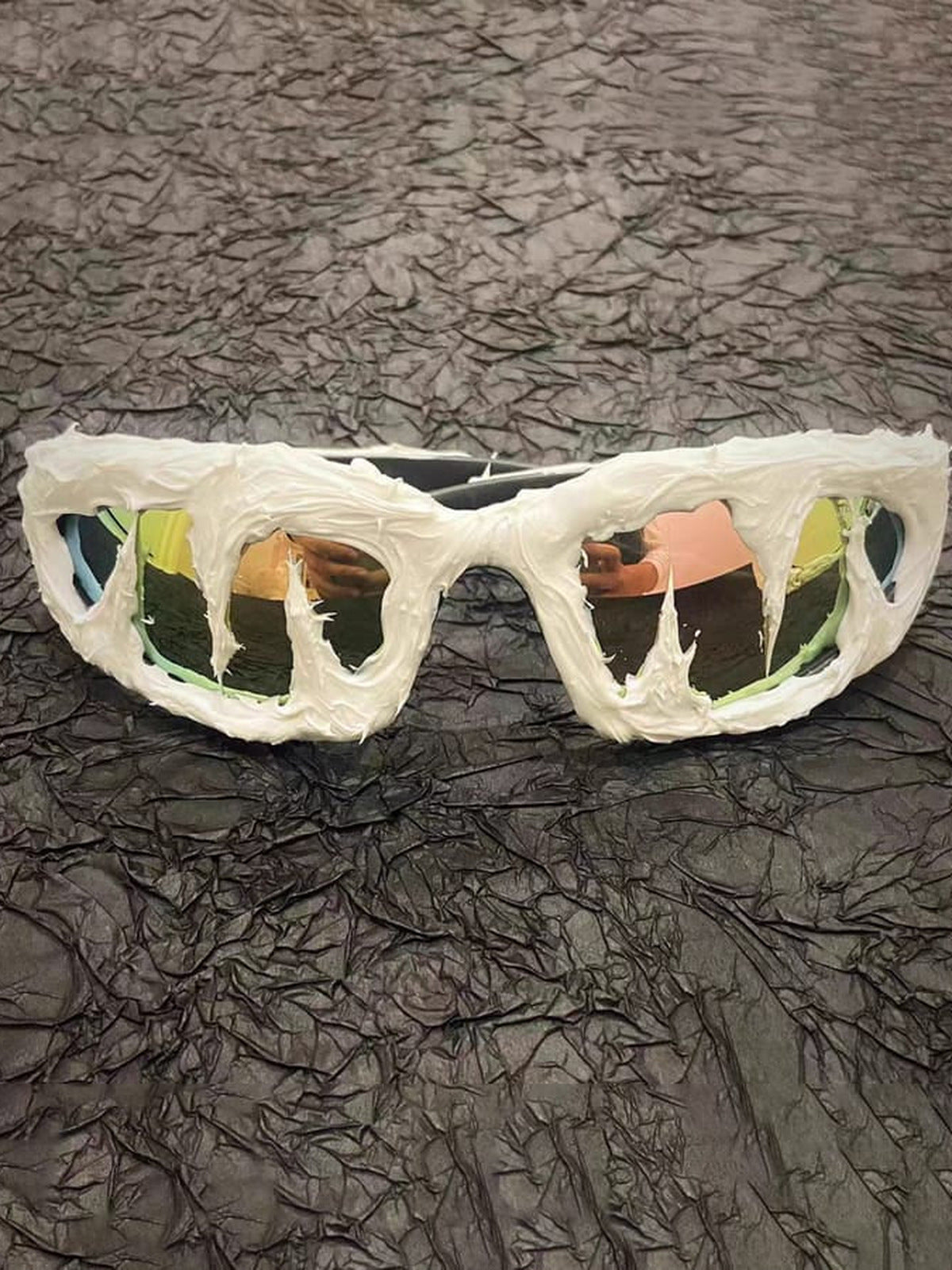 Wraparound-Sonnenbrille mit Fang-Ausschnitt im Gestell – weißes Gestell, Regenbogen-Gläser | XoKool