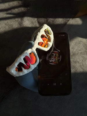 Wraparound-Sonnenbrille – weißes Gestell, rote Gläser auf Ständer mit Handy | XoKool