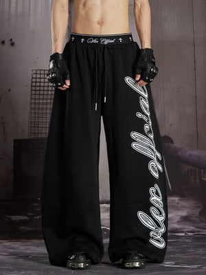 Jogginghose mit Schriftzug-Print – am Model, Schwarz vorne | XoKool