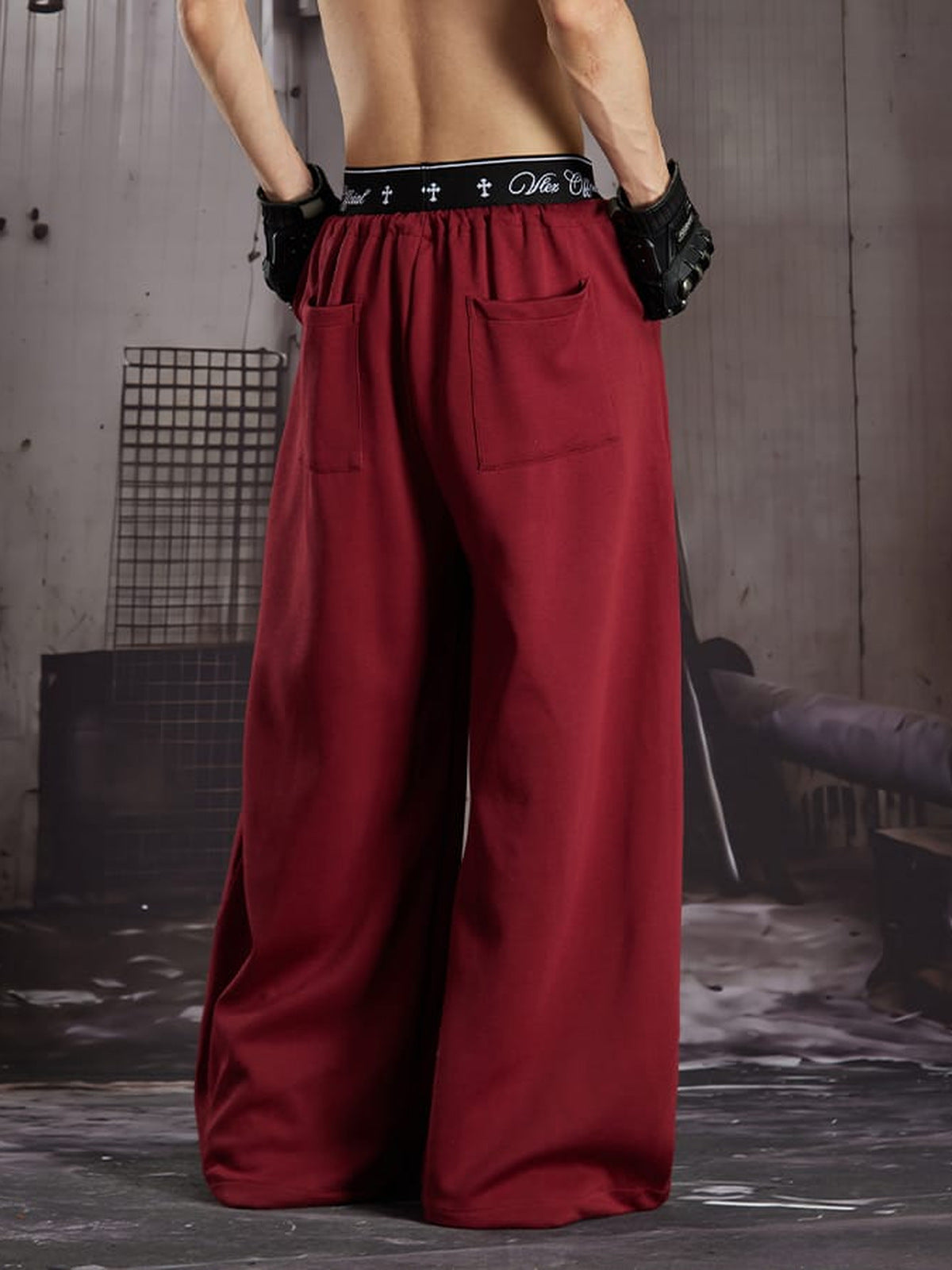 Jogginghose mit Schriftzug-Print – am Model, Rot hinten | XoKool