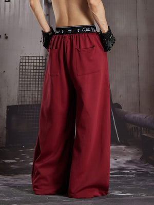 Jogginghose mit Schriftzug-Print – am Model, Rot hinten | XoKool