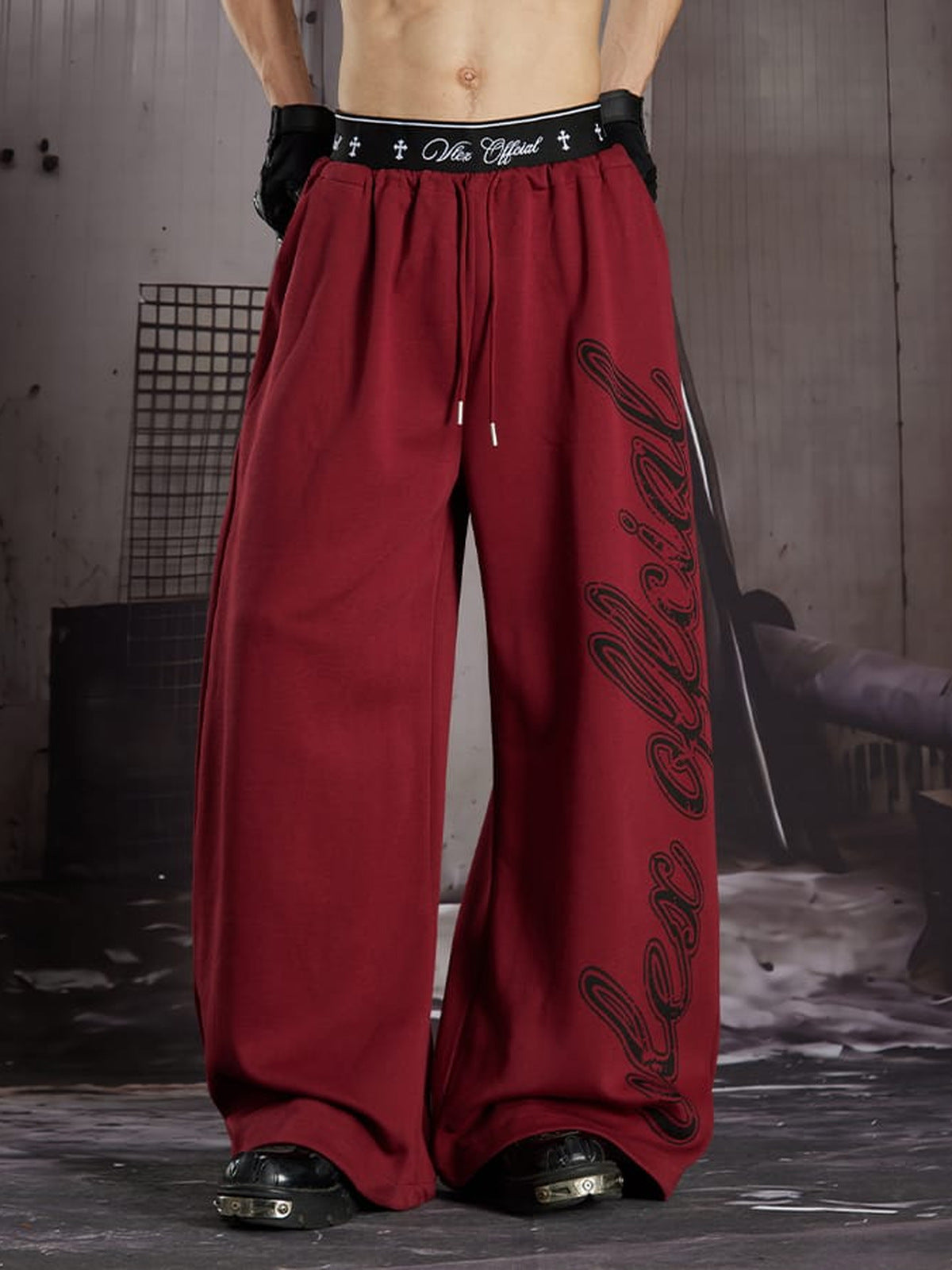 Y2K Jogginghose mit Schriftzug-Print und Layered-Bund – am Model, Rot vorne | XoKool