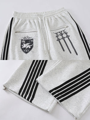 Jogginghose mit Zip-Taschen – Wappen-Print und Streifen im Detail | XoKool